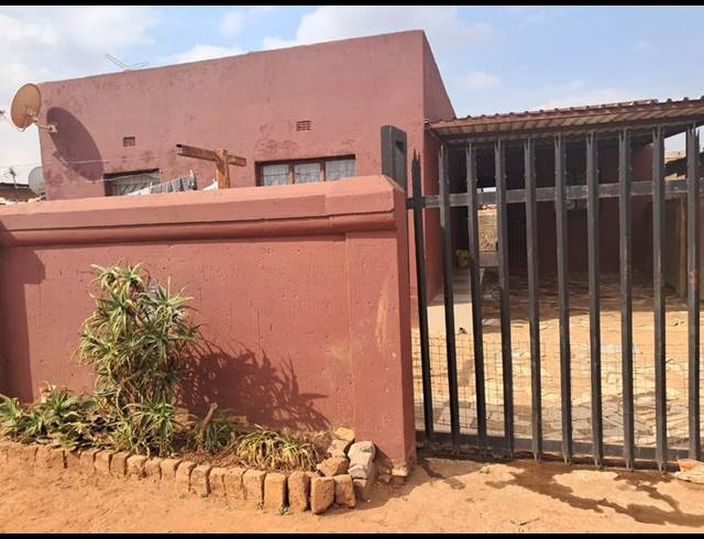 4 BEDROOM HOUSE FOR SALE IN SLOVO PARK